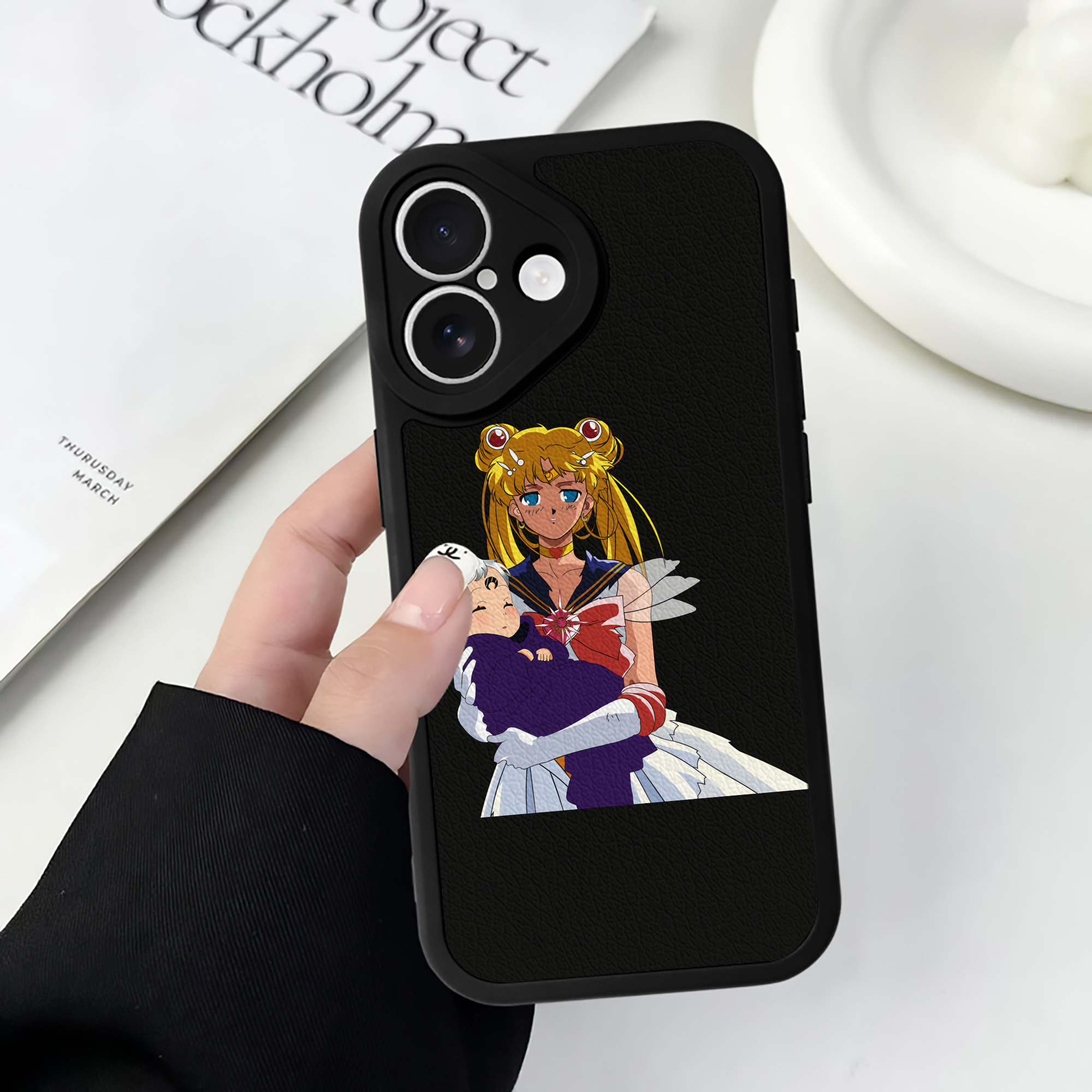 （画像用） 美少女戦士セーラームーン 月野 うさぎ つきの うさぎ Sailor Moon Tsukino Usagi 【iPhone 16シリーズ対応】シリコンスマホケース（レザー調） 材質：シリコン